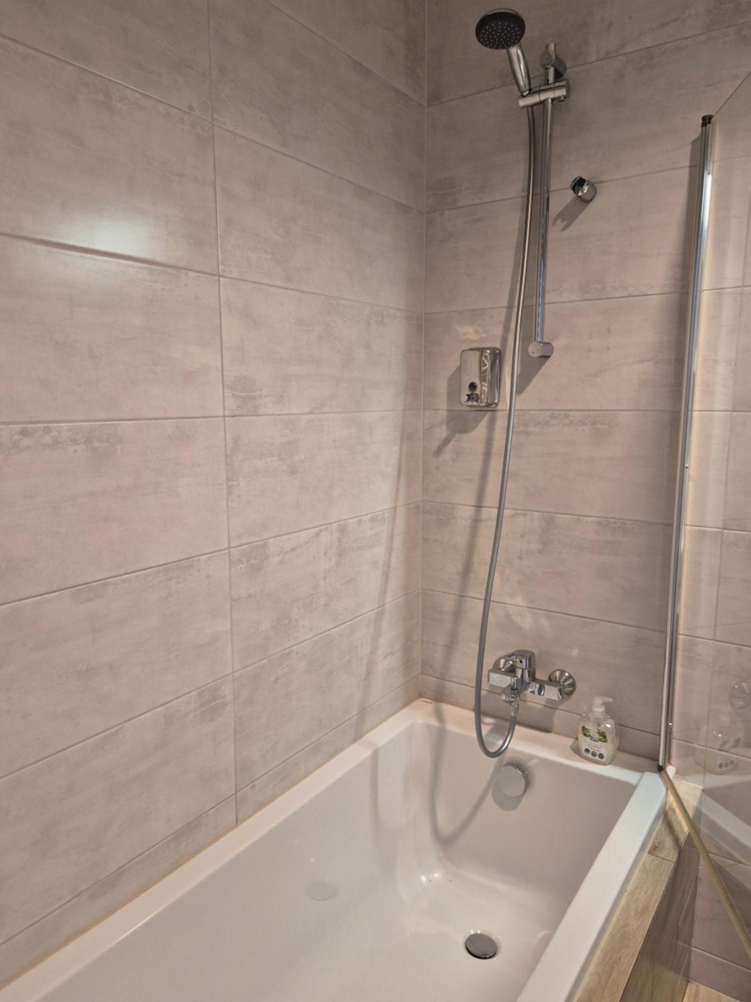 Apartament Wsrod 1000Cy Swiatel - Z Parkingiem W Hali Garazowej- Duzy Balkon Z Lezakami - Piekny Widok Noca Na Panorame Tysiaclecia Katowice Exterior photo